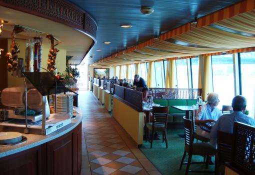 El Buffet del buque tiene grandes ventanales panorámicos